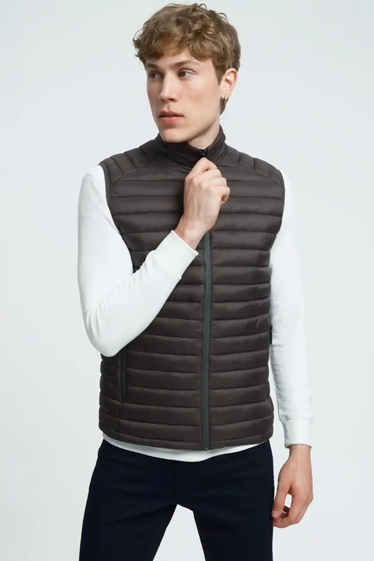 Erkek Modasında Loft Yelek: Şıklık ve Fonksiyonelliğin Modern Buluşması