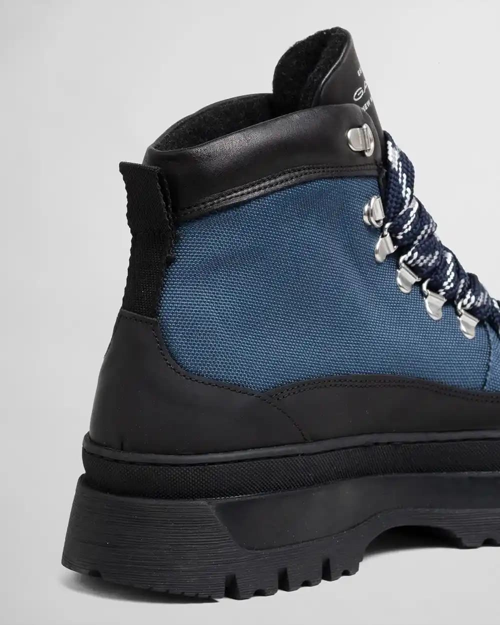 Erkek Modasında Mavi Bot: Şıklık ve Fonksiyonelliği Bir Arada Sunan Trend Ayakkabı Seçenekleri