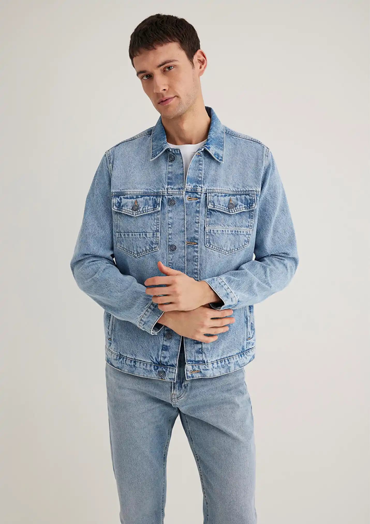 Erkek Modasında Mavi Jean Ceket: Zamansız ve Çok Yönlü Şıklık Rehberi