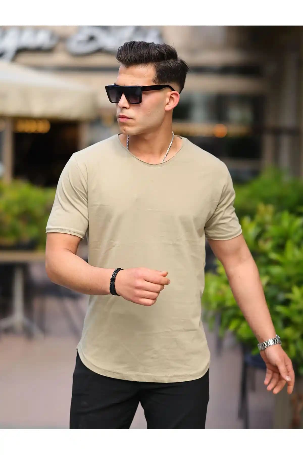 Erkek Modasında Salaş Yaka Tişörtlerin Popülerliği ve Kombin İpuçları