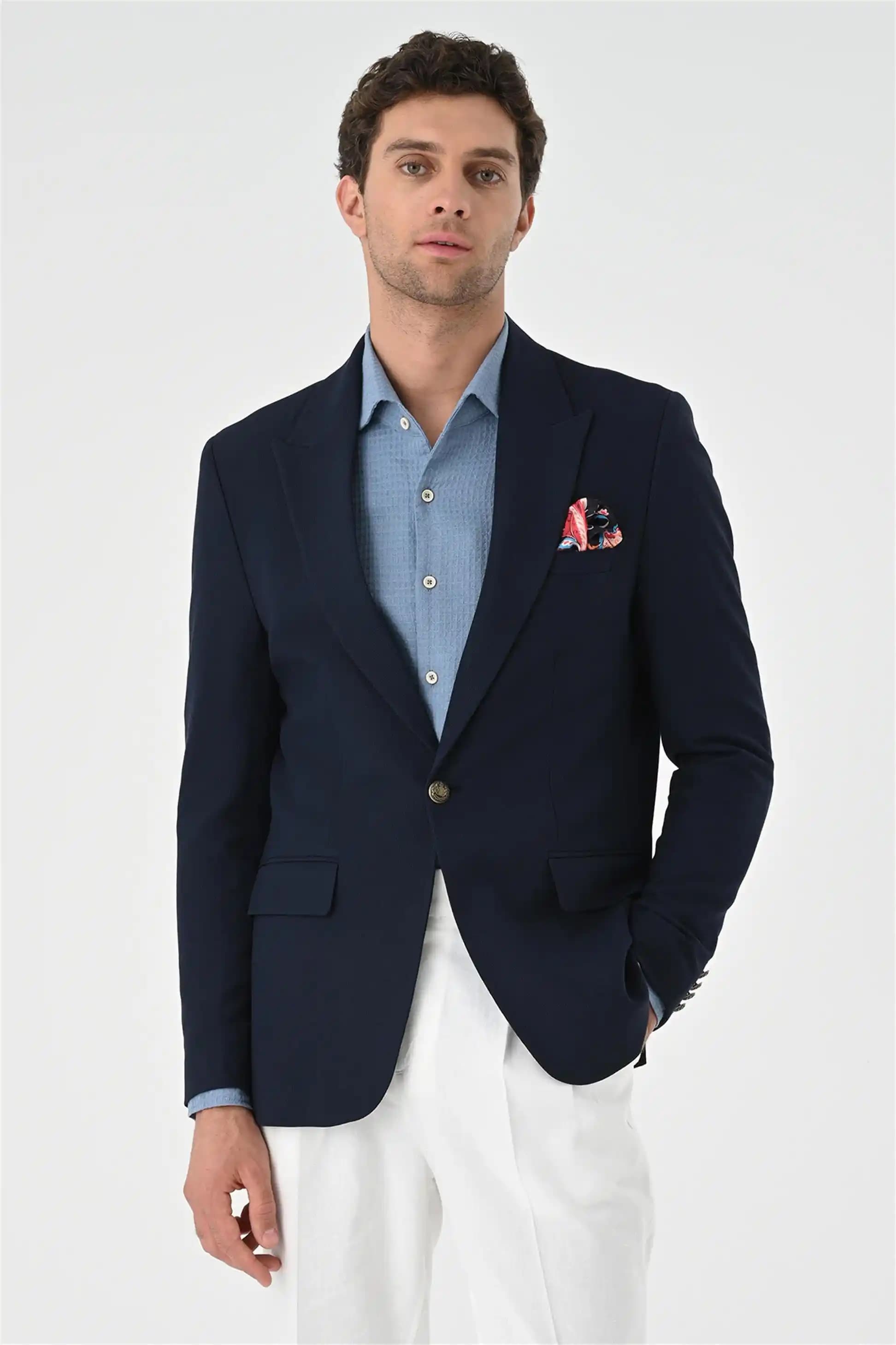 Erkek Modasında Tek Düğmeli Ceketlerin Trendleri ve Kombinasyon İpuçları