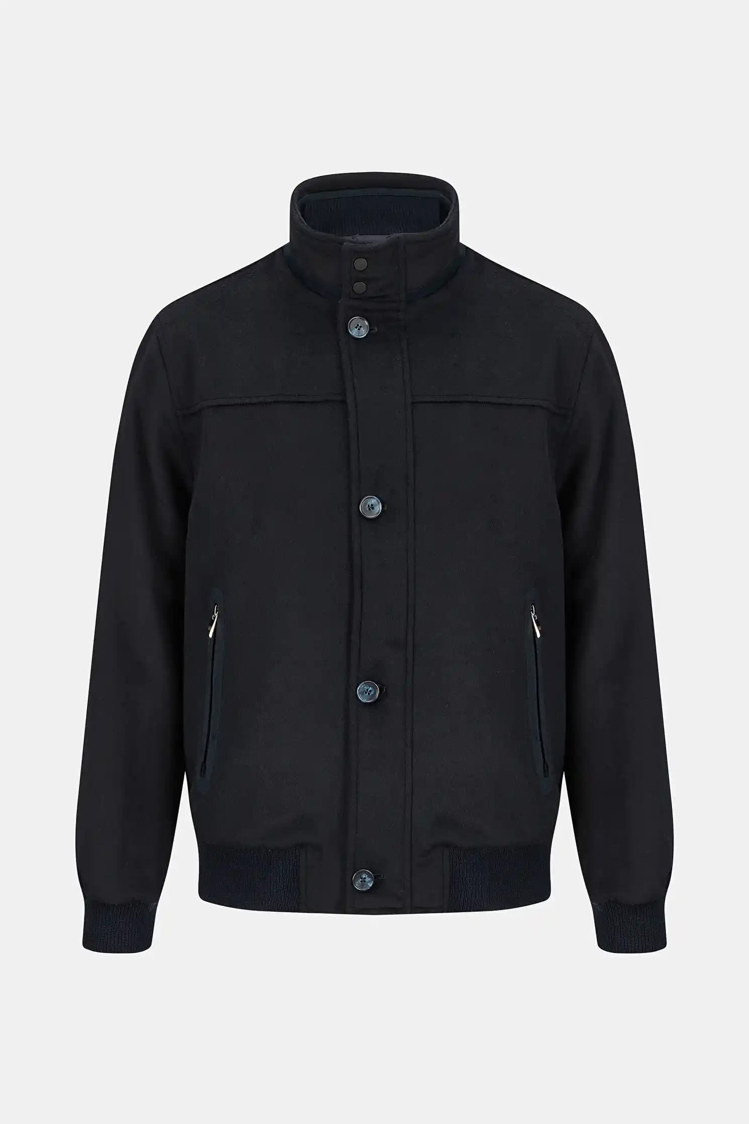 Erkek Modasında W Collection Mont: Şıklık ve Fonksiyonelliğin Modern Buluşması