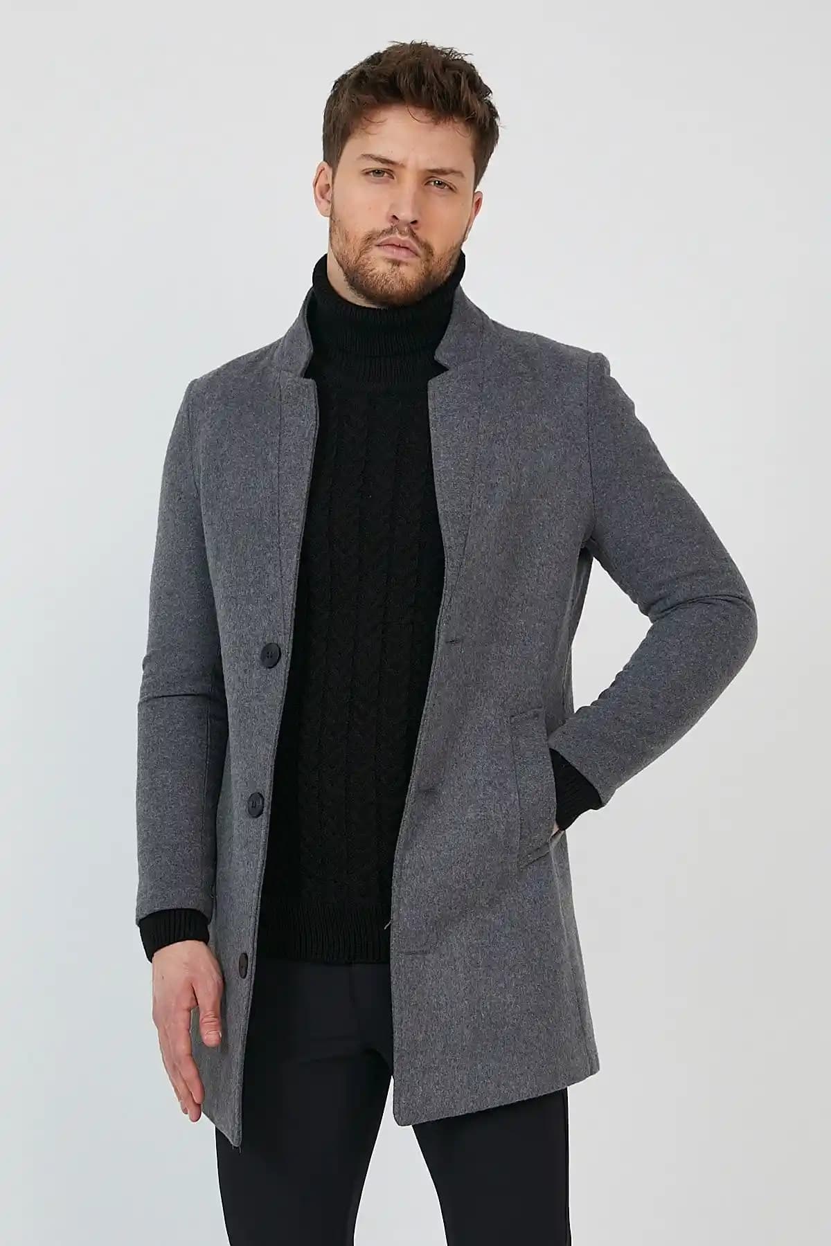 Erkek Modasında Yarım Kabanlar: Şıklık ve Fonksiyonellik Sunan Popüler Parçalar