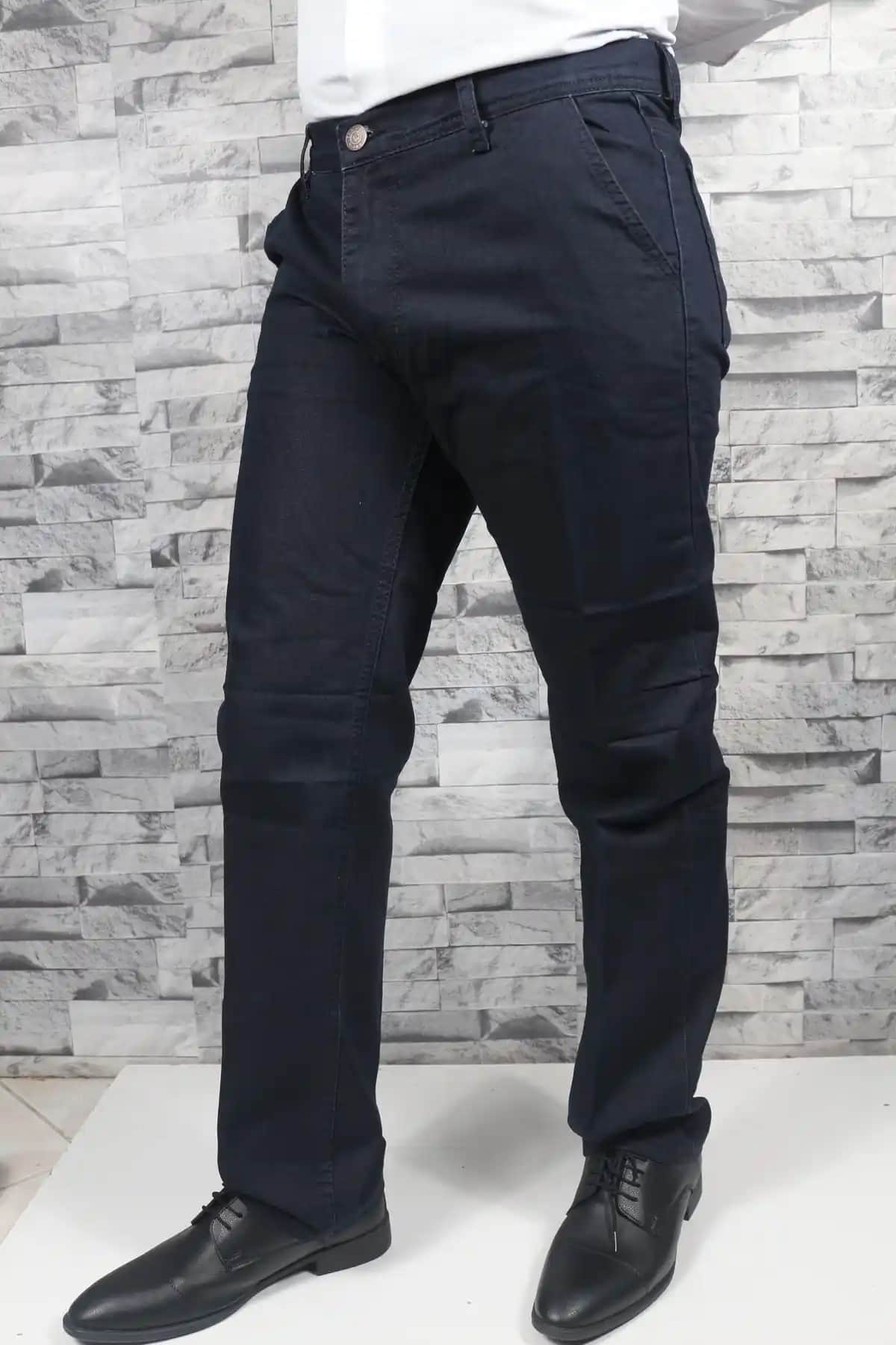 Erkek Modasında Yenilik: Yan Cepli Kot Pantolonlar Güncel Trendler ve Kombinasyon Önerileri