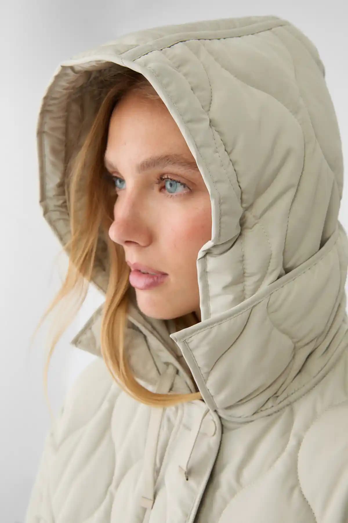 Erkek Montları Modasında Şıklık ve Konforu Bir Arada Sunan Stradivarius Koleksiyonu