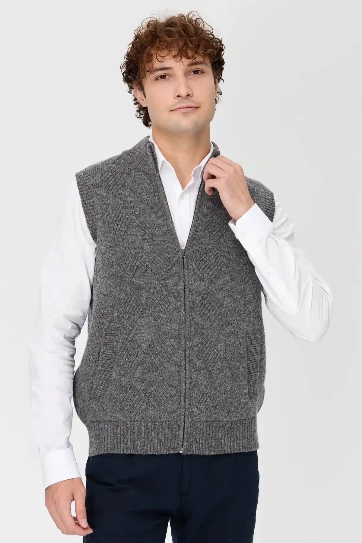 Erkek Yün Yelekleri: Kış Modasında Şıklık ve Konforun Birleşimi