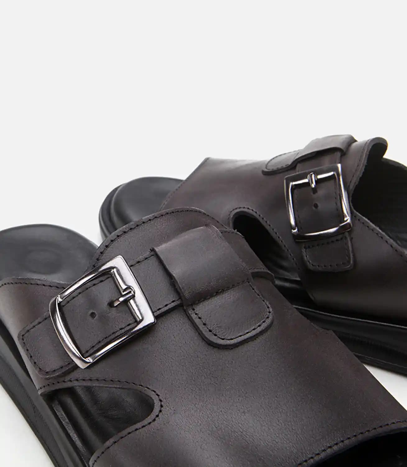 Erkekler İçin Deri Terlikler: Şıklık ve Konforu Bir Arada Sunan Modaya Uygun Seçenekler