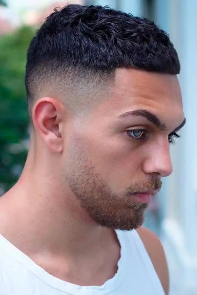 Erkekler İçin Güncel Popüler Saç Modelleri ve Moda Trendleri Rehberi