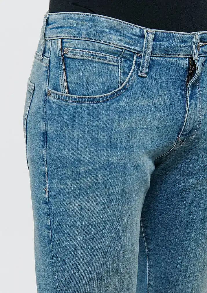 Erkekler İçin Mavi Jeans: Moda Trendleri, Kombinasyonlar ve Bakım İpuçları