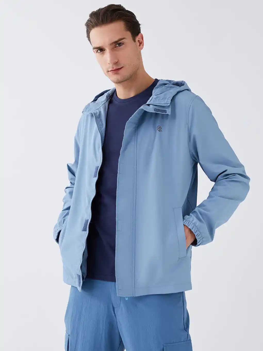 Erkekler İçin Mavi Yağmurluk Seçimi ve Moda Trendleri 2023