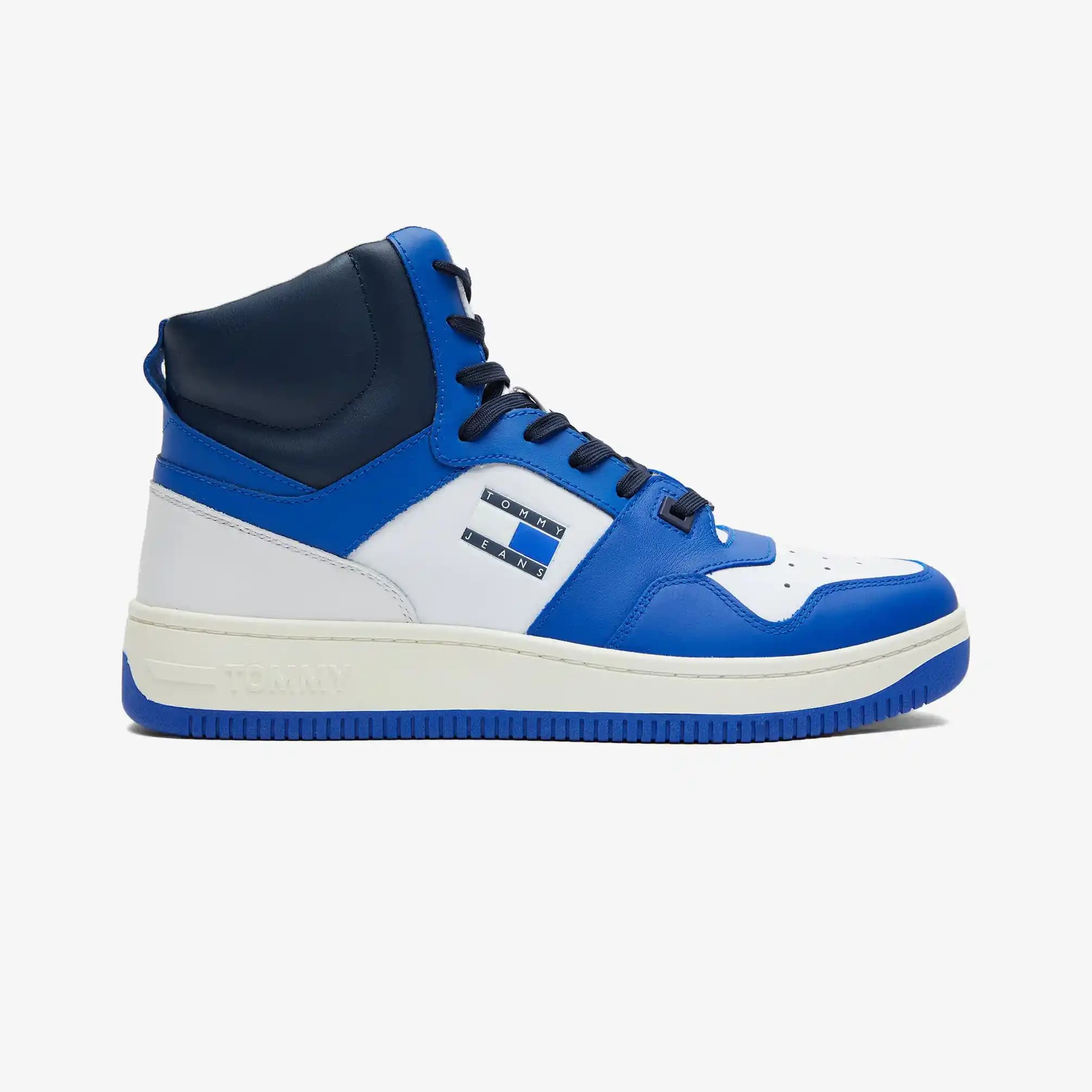 Erkekler İçin Mid Cut Ayakkabılar: Moda ve Fonksiyonellik Bir Arada