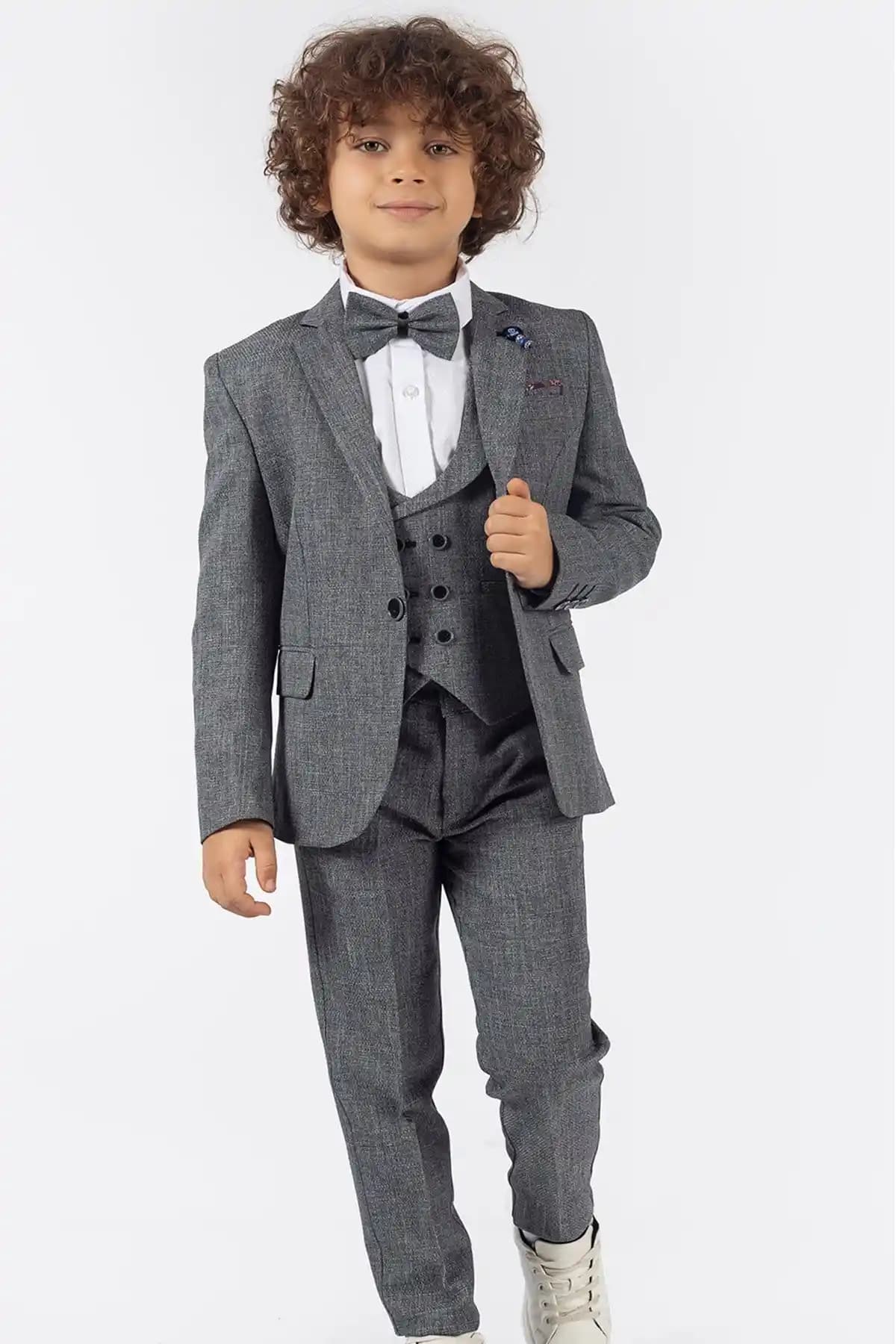 Erkekler İçin Şıklığın Vazgeçilmez Parçası Papyonlu Takım Elbise Modası ve Kombinasyon Önerileri