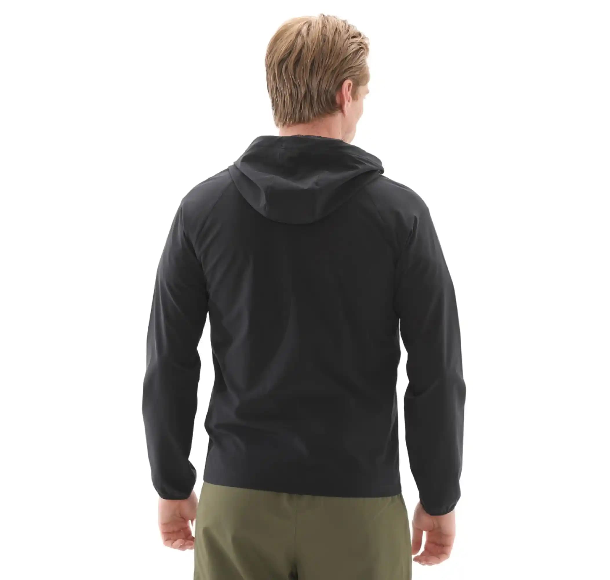 Erkekler İçin Yağmurluk Modası: Trendler, Seçim İpuçları ve Modern Markalar