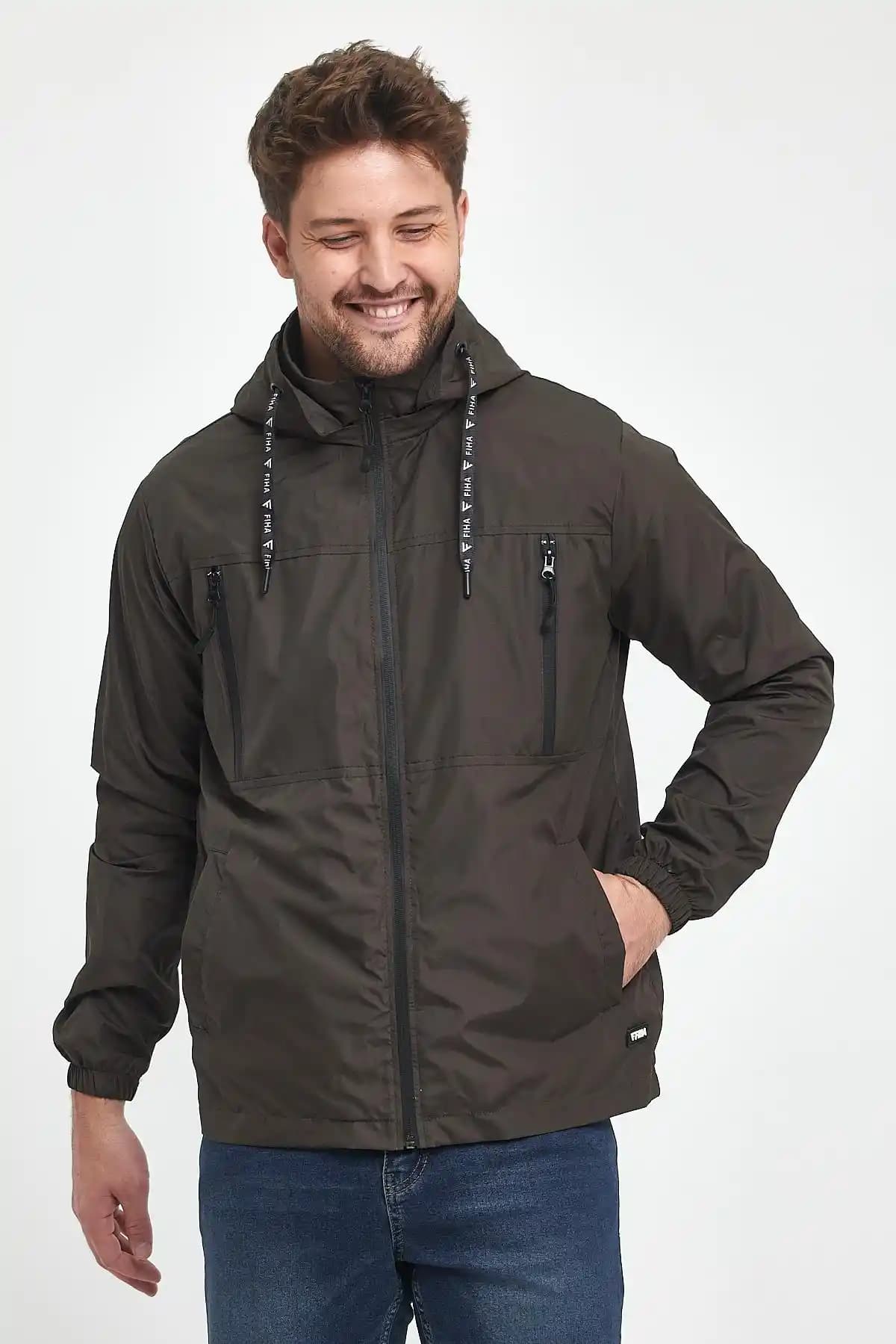 Erkekler İçin Yağmurluk Seçimi: Fonksiyonellik ve Şıklığın Buluşması