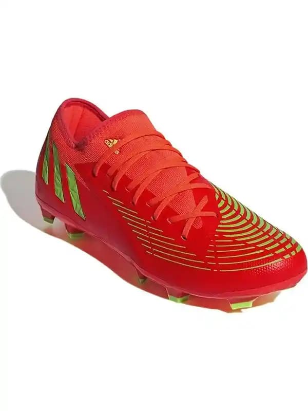 Futbol Kramponlarının Tasarımı ve Moda Dünyasındaki Yeri Hakkında Detaylı İnceleme