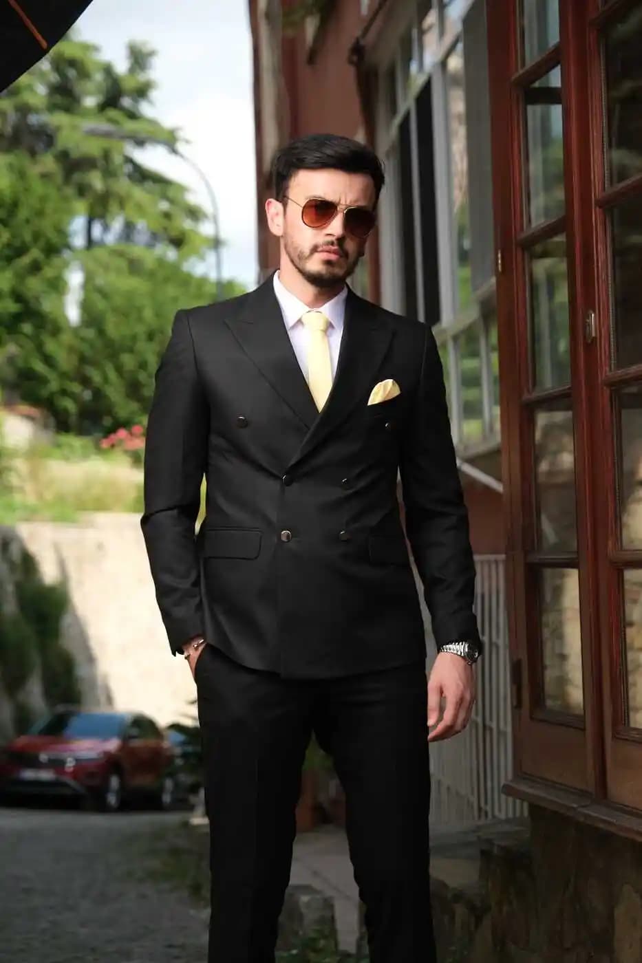 Genç Erkekler İçin Takım Elbise Trendleri ve Stil İpuçları 2023