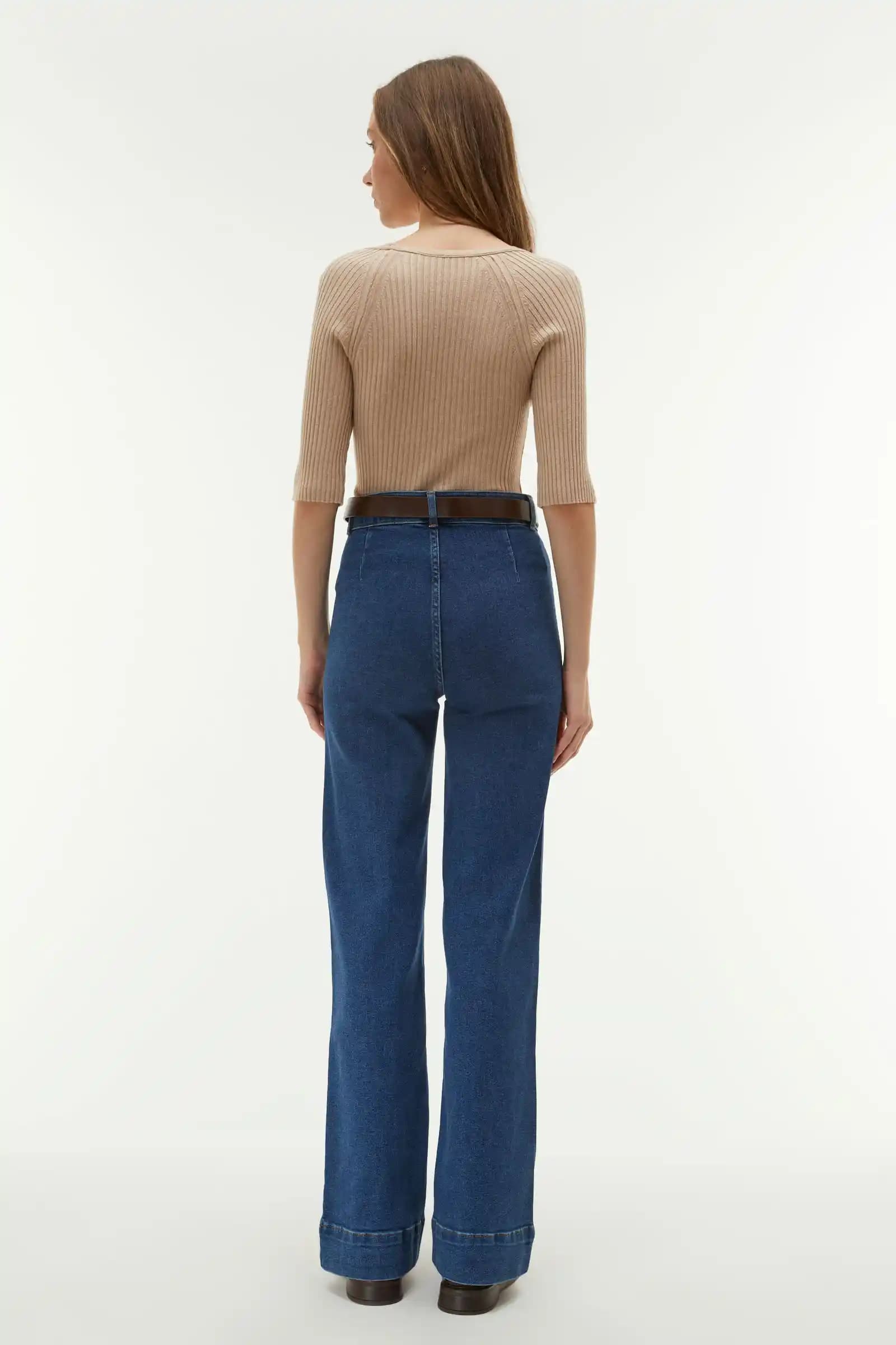 Geniş Pantolon Modası 2024: Rahatlık ve Şıklığın Modern Buluşması