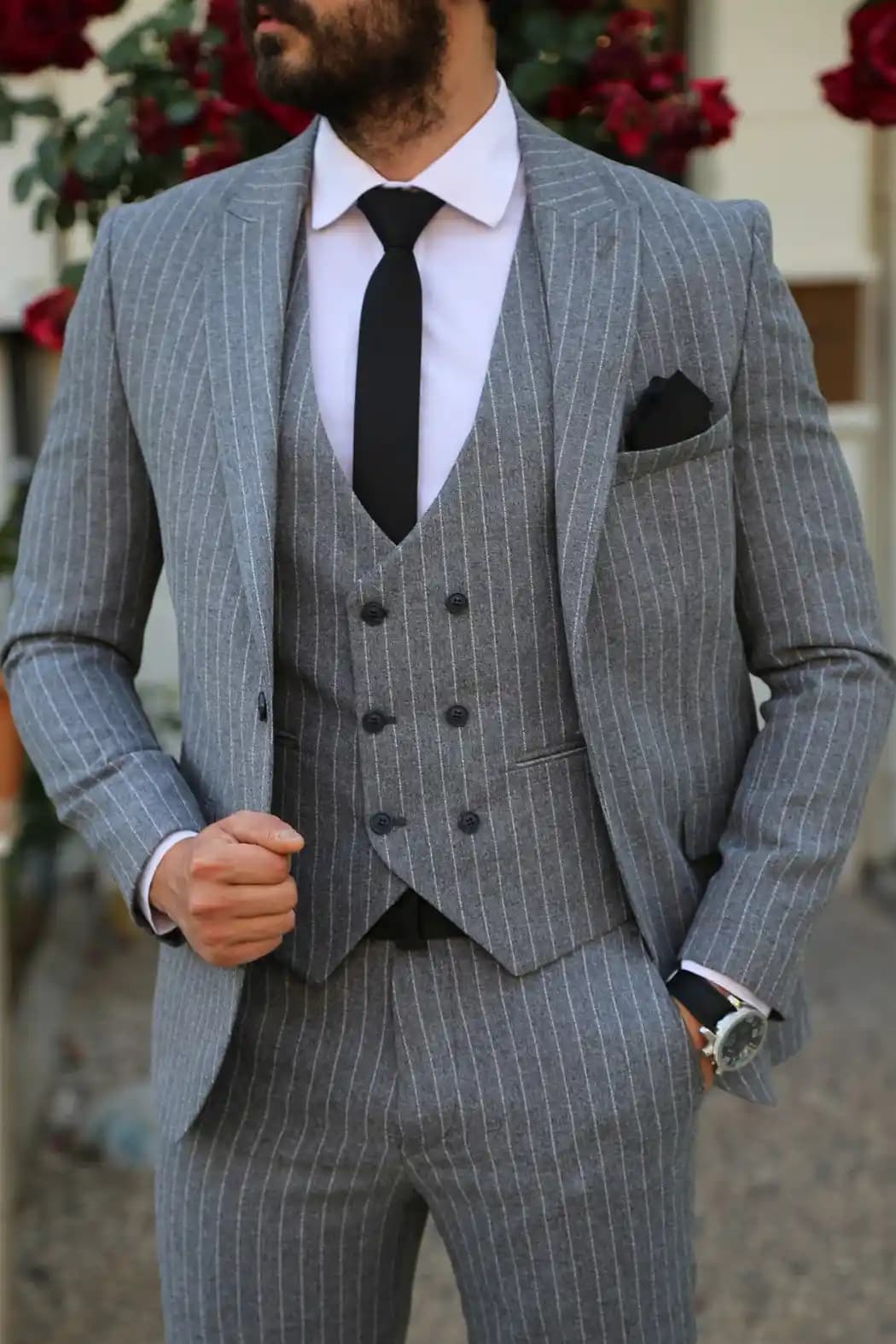 Gri Çizgili Takım Elbise Modada Şıklığın ve Çok Yönlülüğün Simgesi