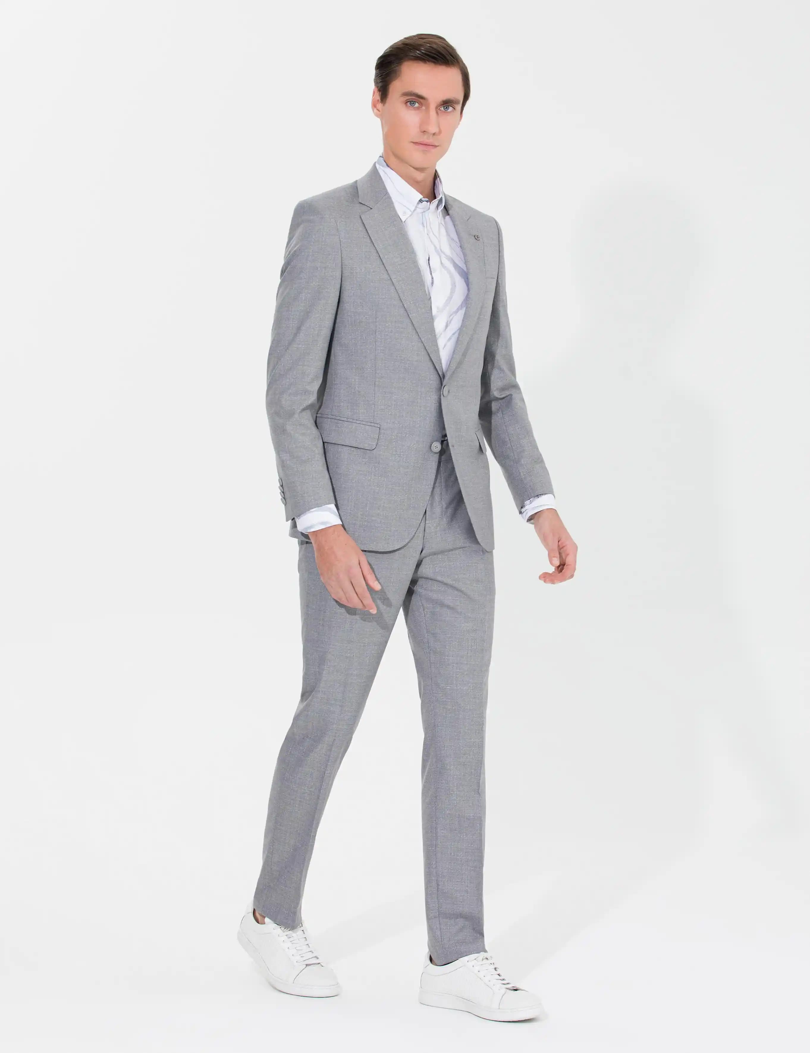 Gri Takım Elbise: Çok Yönlü Kullanımı ve Stil İpuçlarıyla Şıklık Rehberi