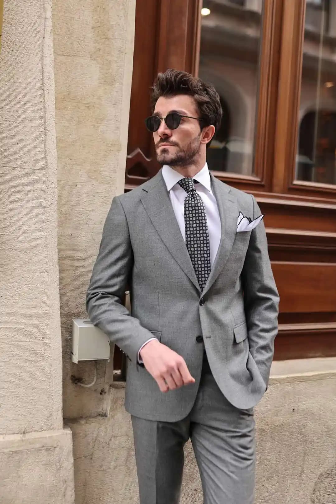 Gri Takım Elbise ile Erkek Modasında Şıklık ve Çok Yönlülük Rehberi