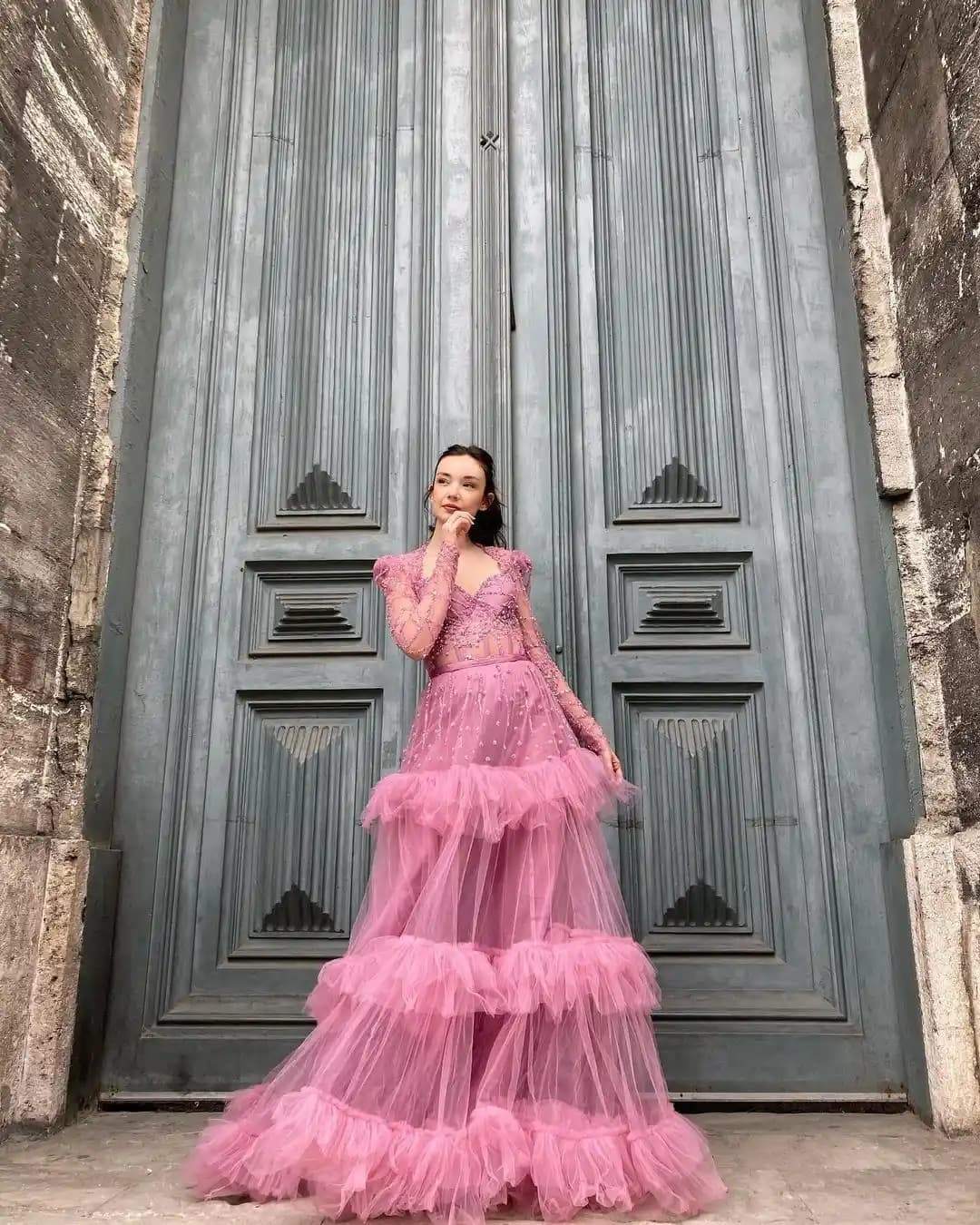 İstanbul'da Nişan Elbisesi Seçerken Dikkat Edilmesi Gerekenler ve Trendler