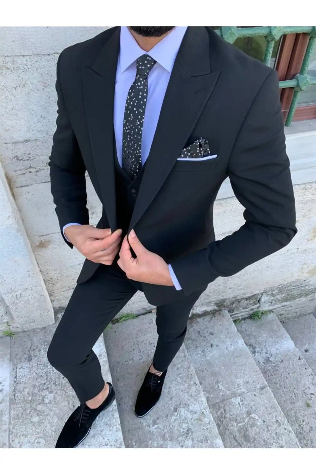 İtalyan Kesim Takım Elbise: Şıklık ve Zarafetin Modern Erkek Giyim Simgesi