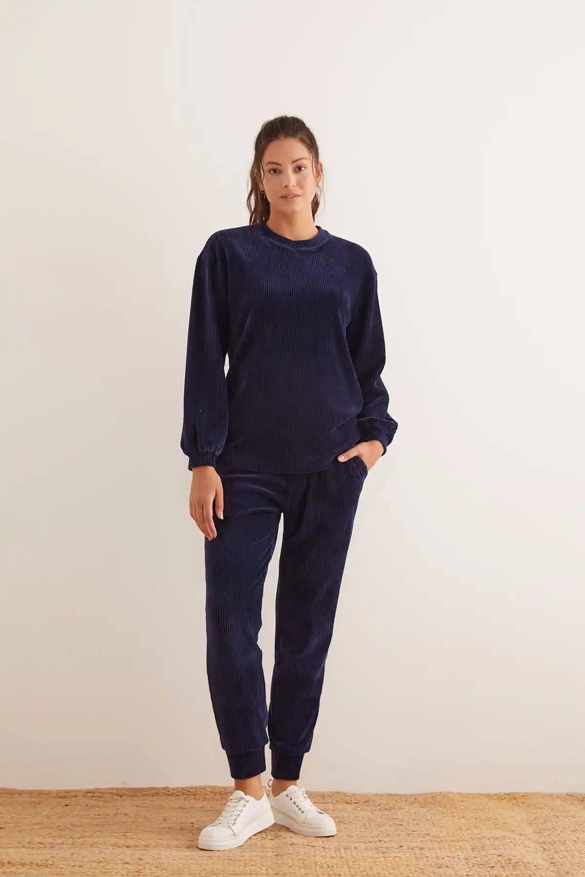 Kadife Eşofman Takımlarında Şıklık ve Konforun Modern Buluşması