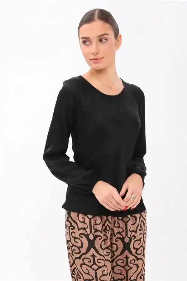 Kadın Gardrobunun Vazgeçilmezi: Yuvarlak Yaka Bluzun Moda ve Stil İpuçları