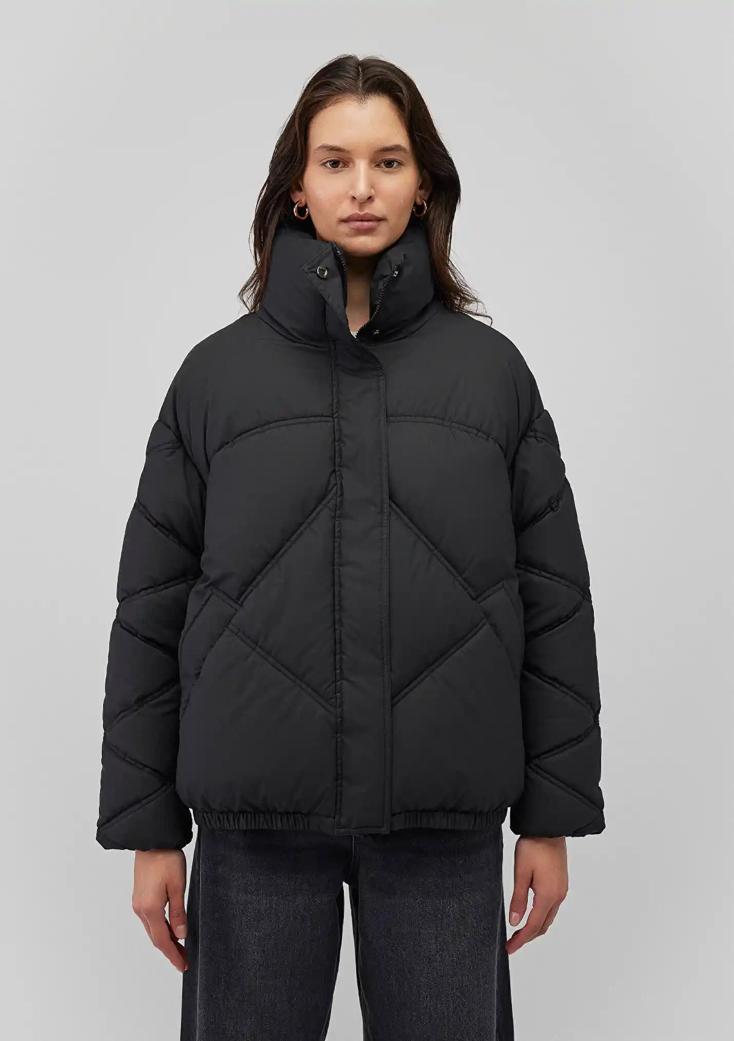 Kadın Mavi ve Siyah Montlarıyla Şıklık ve Fonksiyonelliğin Buluşması