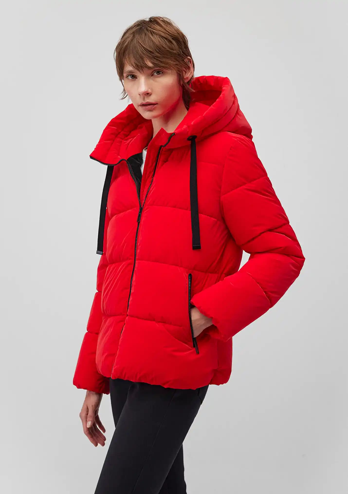 Kadın Moda Dünyasında Mavi ve Kırmızı Montların Yeri ve Stil İpuçları