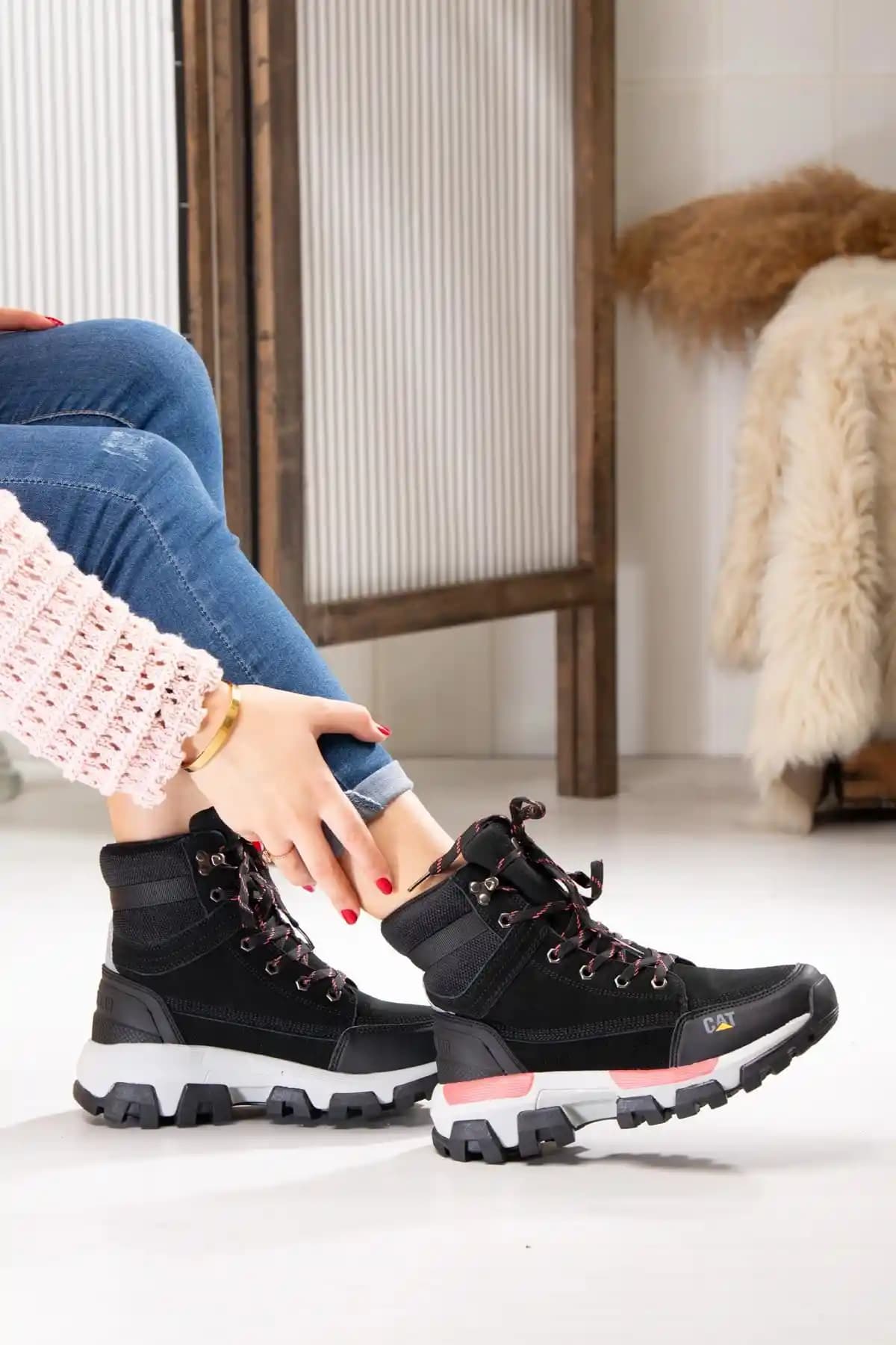 Kadın Moda Trendleri 2024: Spor Botların Şıklık ve Konfor Birliği