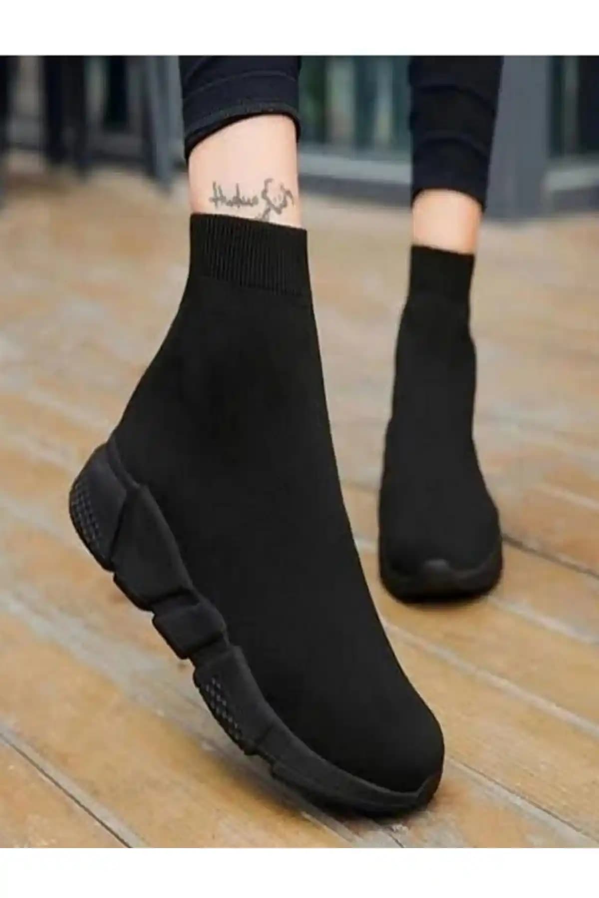 Kadın Moda Trendleri: Sneaker ve Çorap Uyumu ile Şıklık ve Konforun Buluşması