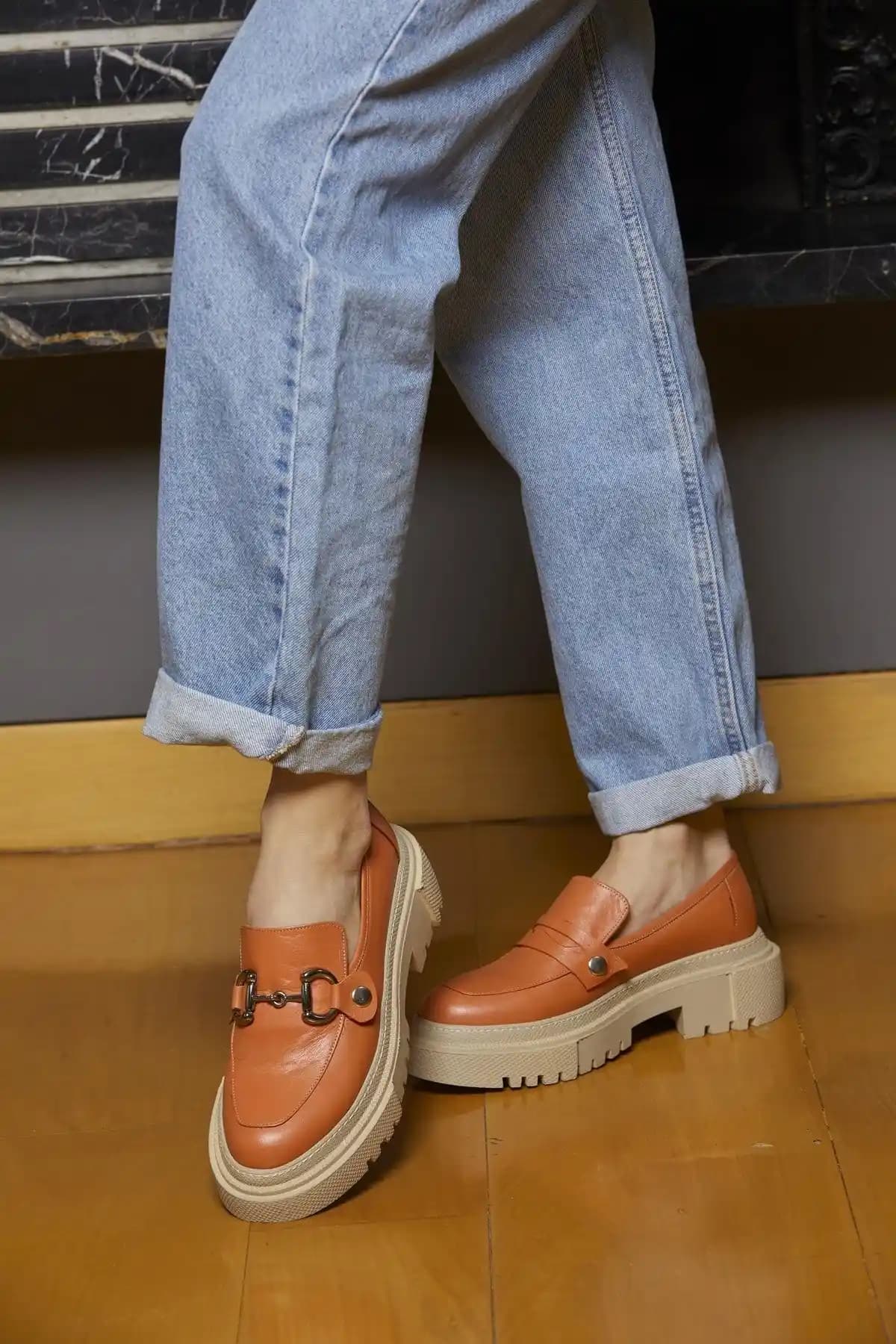 Kadın Modasında Çıtçıtlı Ayakkabılar: Şıklık ve Pratikliği Bir Arada Sunan Trend Ayakkabılar