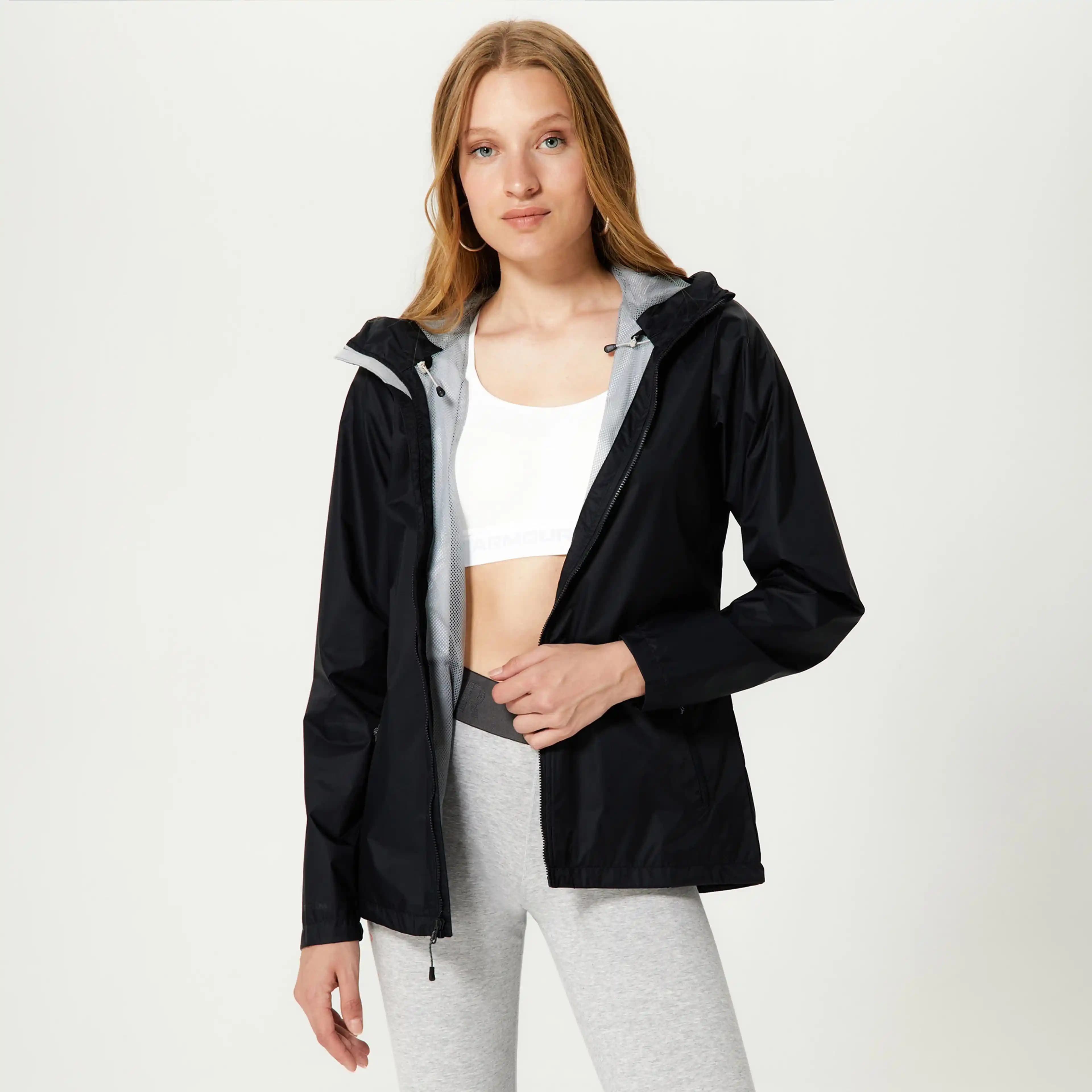 Kadın Modasında Siyah Yağmurlukların Yeri ve Moda Trendleri Analizi