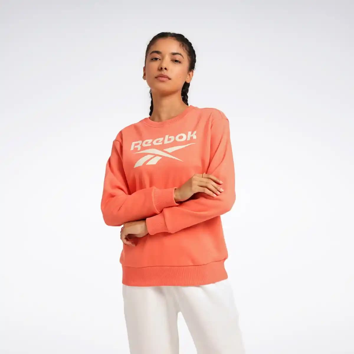 Kadın Spor Şıklığını Yansıtan Reebok Sweatshirt Koleksiyonu ve Kombin Önerileri