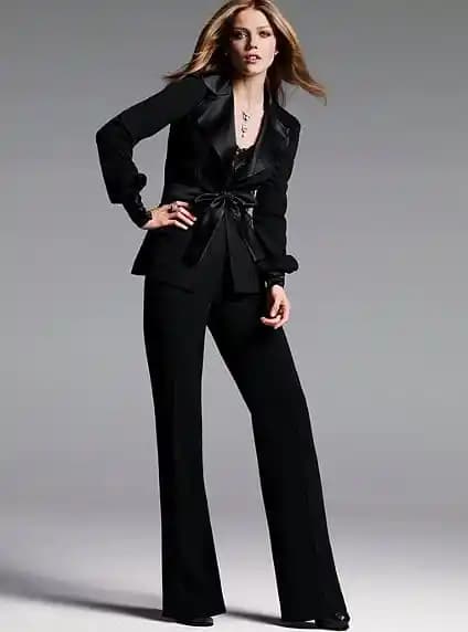 Kadın Takım Elbise Modelleri: Modern ve Şık Tasarımlarla Güncel Moda Trendleri