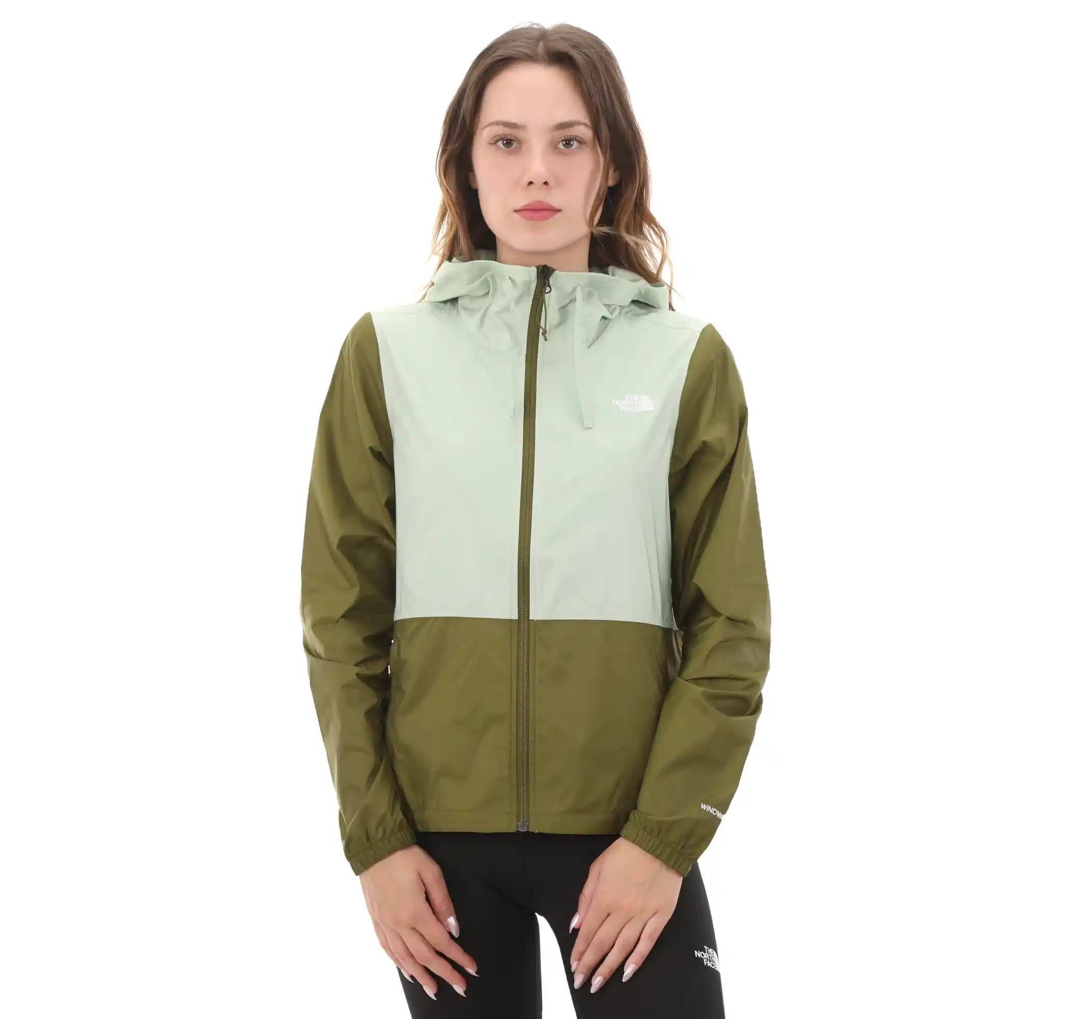 Kadınlar İçin Güncel Yağmurluk ve Rüzgarlık Modası Trendleri ve Stil Önerileri