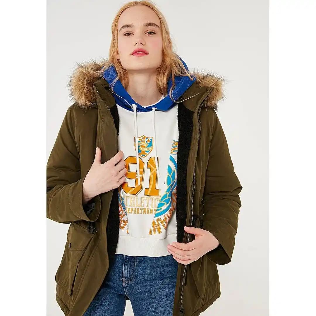 Kadınlar İçin Mavi Parka Modası: Şıklık ve İşlevselliğin Bir Arada Sunumu