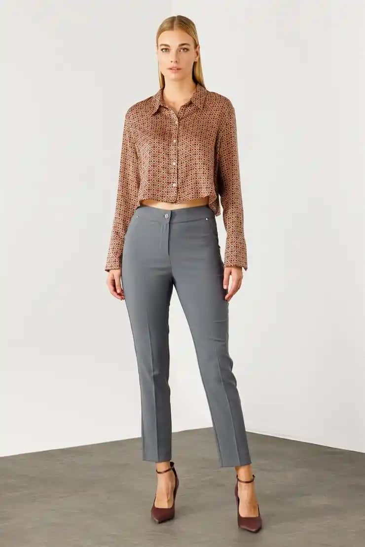 Kadınlar İçin Modern ve Profesyonel Ofis Stili Rehberi Güncel Trendler ve İpuçlarıyla