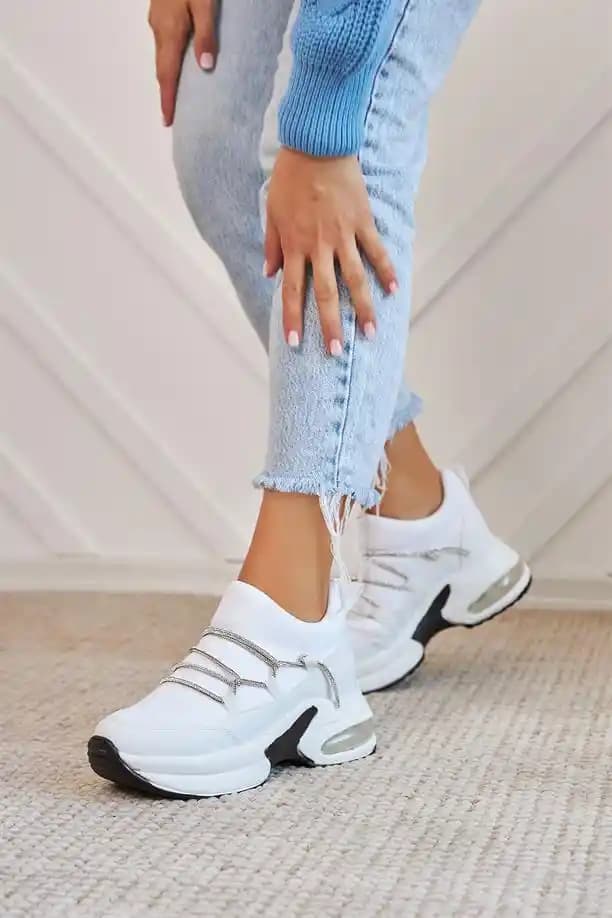 Kadınlar İçin Şık Spor Ayakkabıları Seçimi ve Moda Trendleri 2024