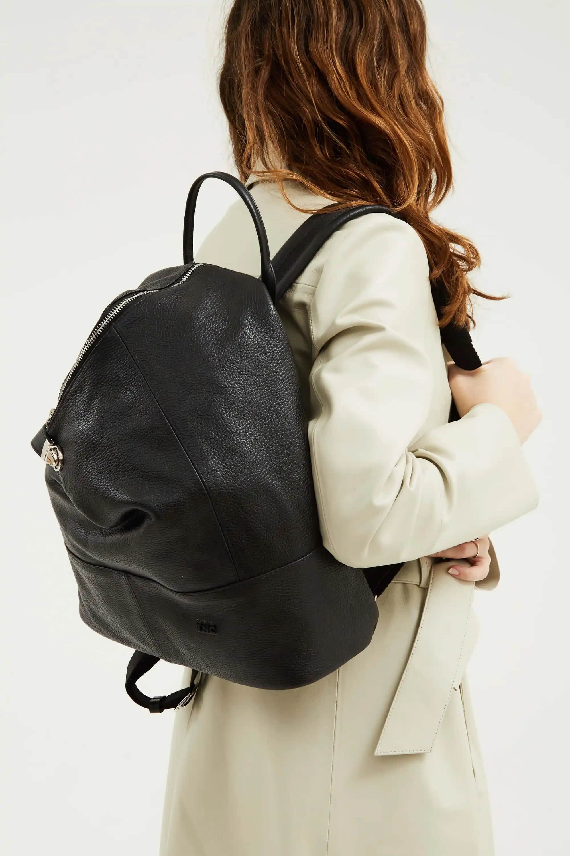 Kadınlar İçin Siyah Deri Sırt Çantası: Moda ve İşlevselliğin Buluştuğu En İyi Seçenekler