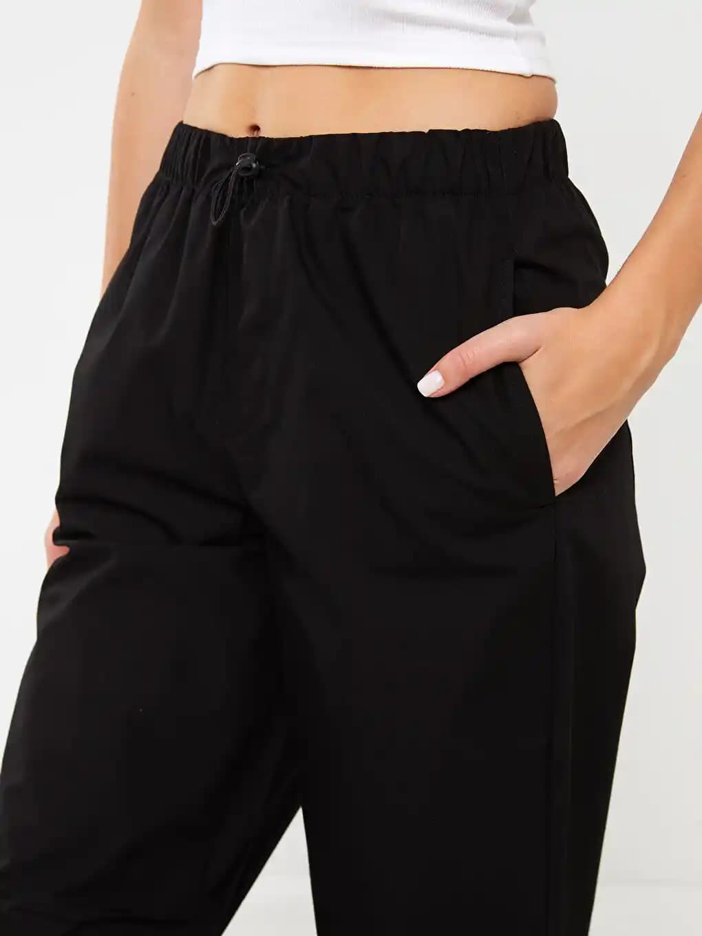 Kadınlar İçin Siyah Parfüm Pantolonlar: Modern Şıklığın Vazgeçilmez Parçası