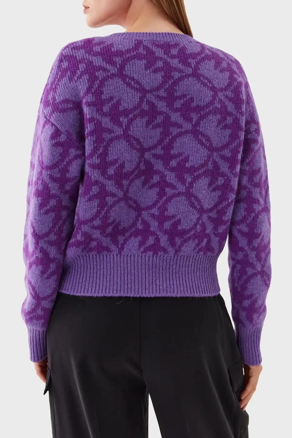 Kadınlar İçin Sweat Kazak Modası: Konfor ve Şıklığın Bir Arada Sunulduğu Trendler