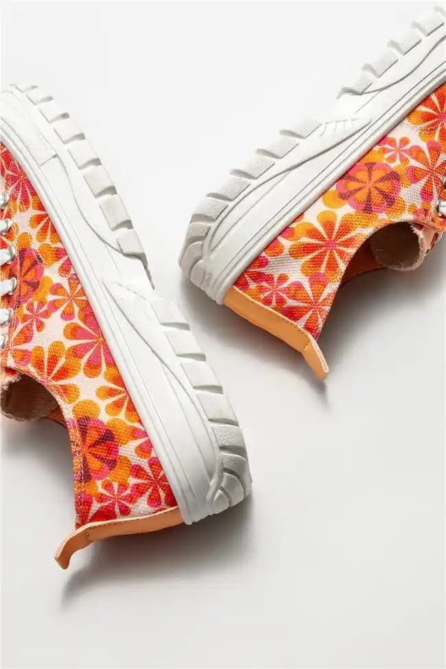 Kadınlar İçin Turuncu Spor Ayakkabılar: Moda ve Fonksiyonelliğin Buluşması