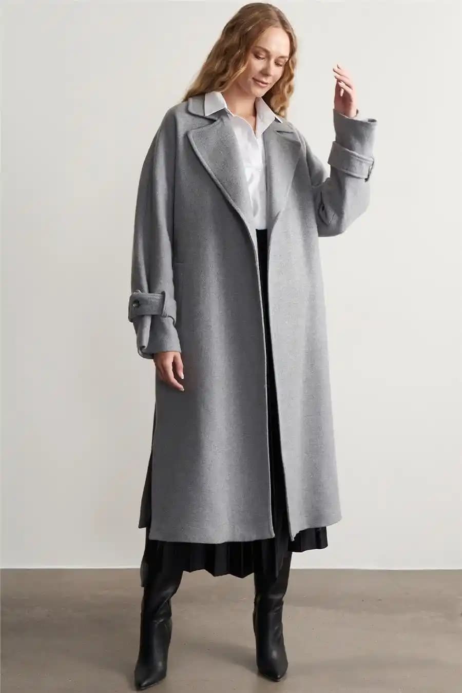 Kadınlar İçin Uzun Kaban Seçimi ve Stil İpuçları Kışın Şıklığını Yansıtan Modern Tasarımlar