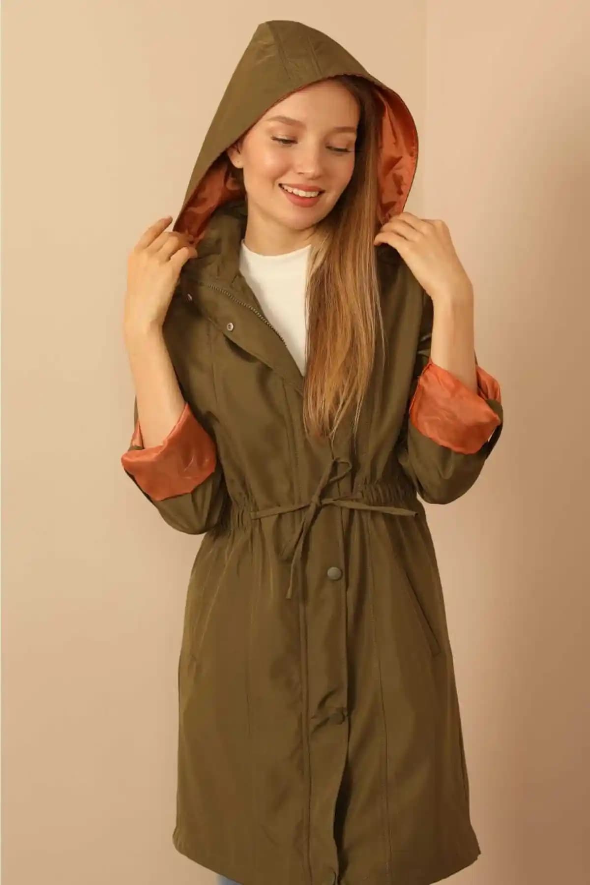 Kadınlar İçin Uzun Yağmurluklar Moda ve Fonksiyonelliği Bir Arada Sunar