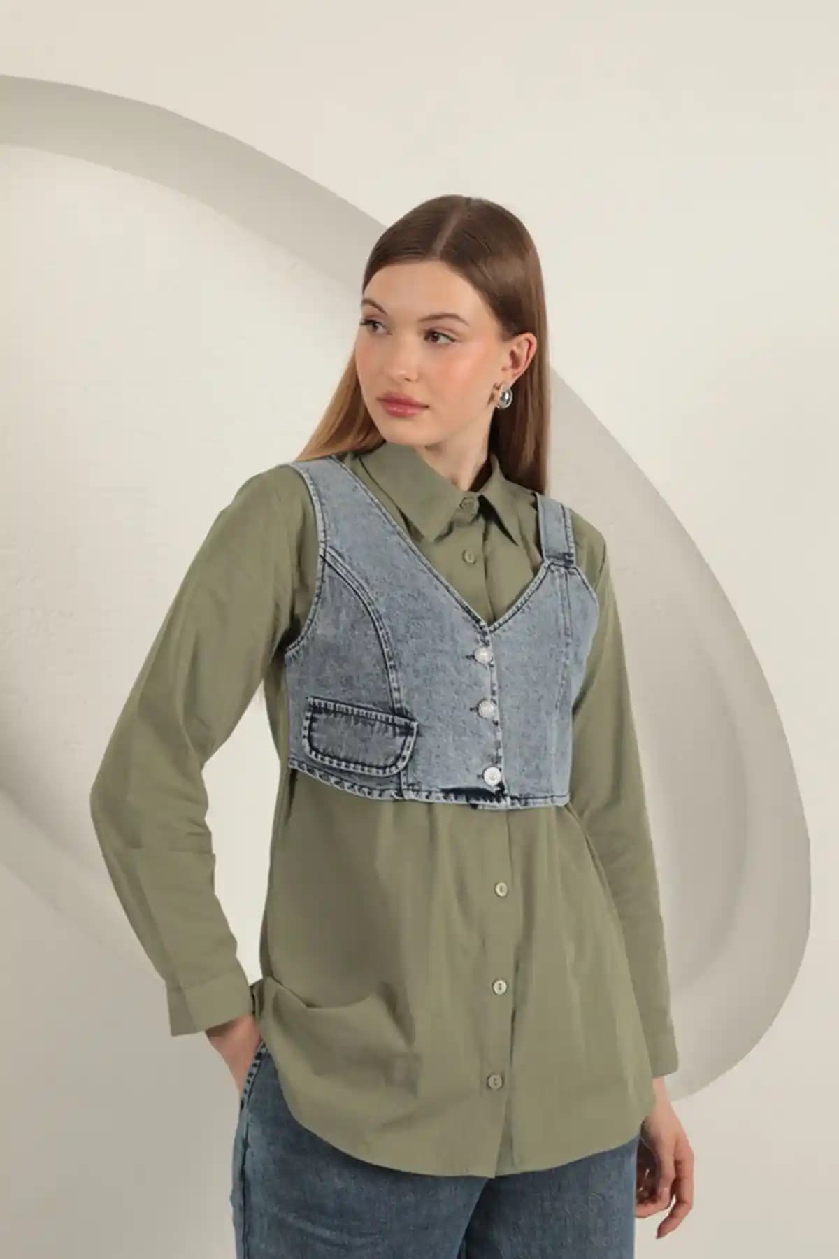 Kadınlar İçin Yelek Gömlek Kombinasyonları: Güncel Moda Trendleri ve Stil İpuçları