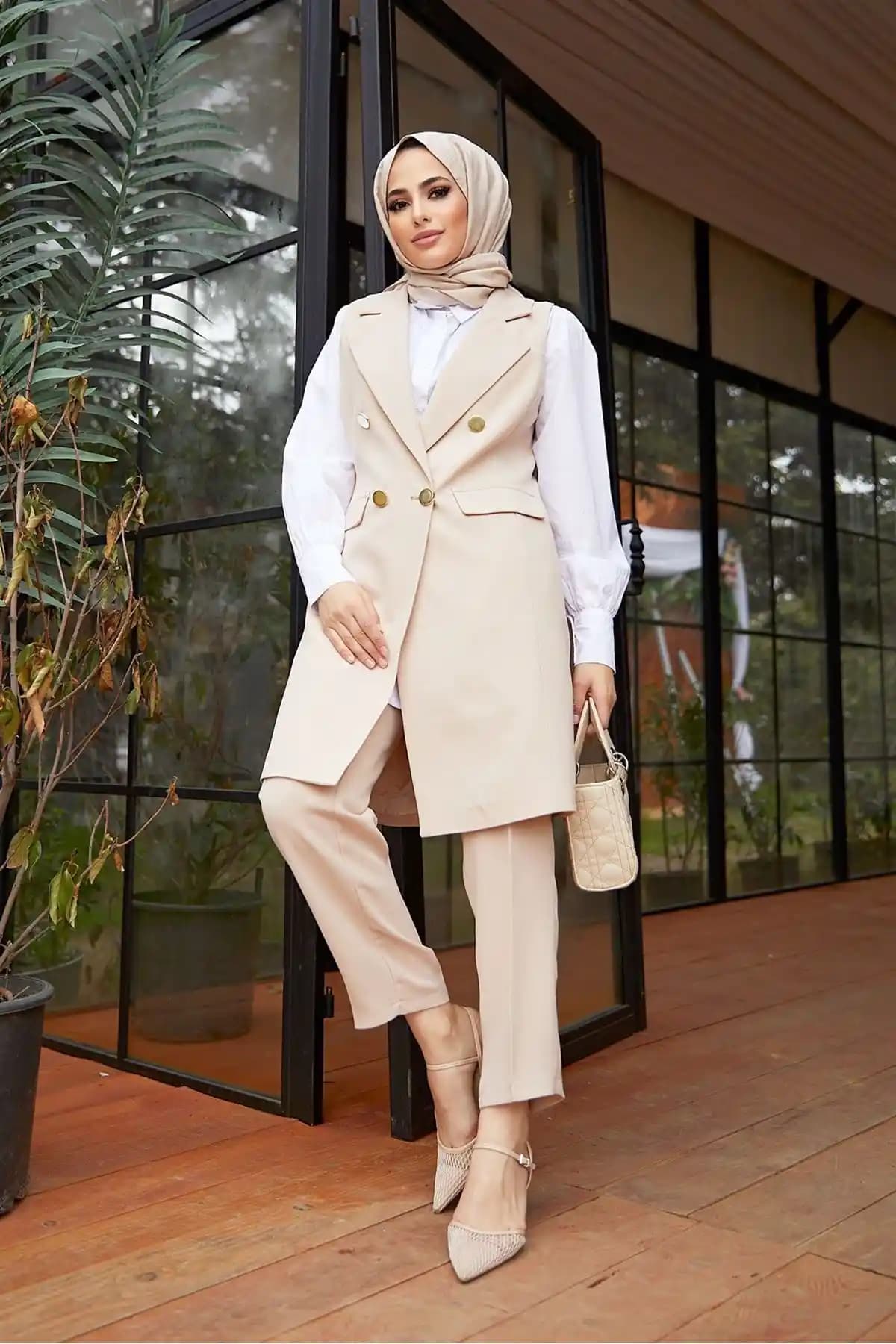 Kadınlar İçin Yelek ve Pantolon Kombinasyonu Rehberi: Şıklık ve Konforun Buluşması