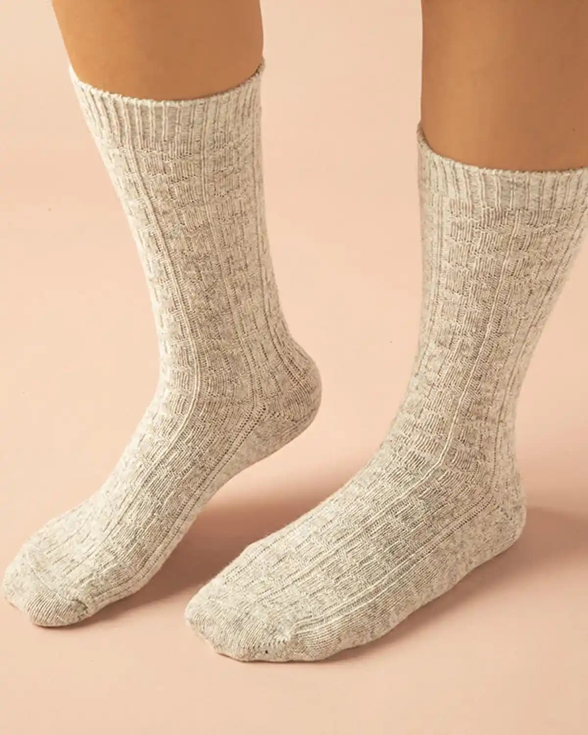 Kadınlar İçin Yün Çorapların Moda ve Sağlık Açısından Önemi ve Seçim İpuçları