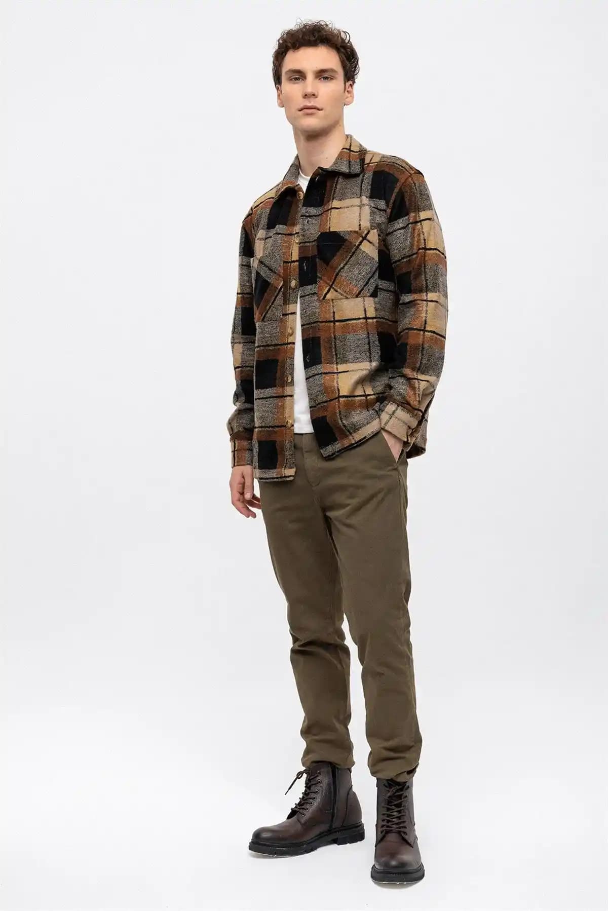 Kahverengi Oduncu Gömleği: Doğadan İlham Alan Zamansız Moda Parçası